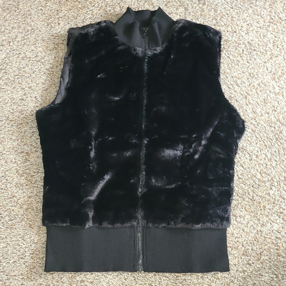 (NEW) Questions Chic Black Faux Fur Vest